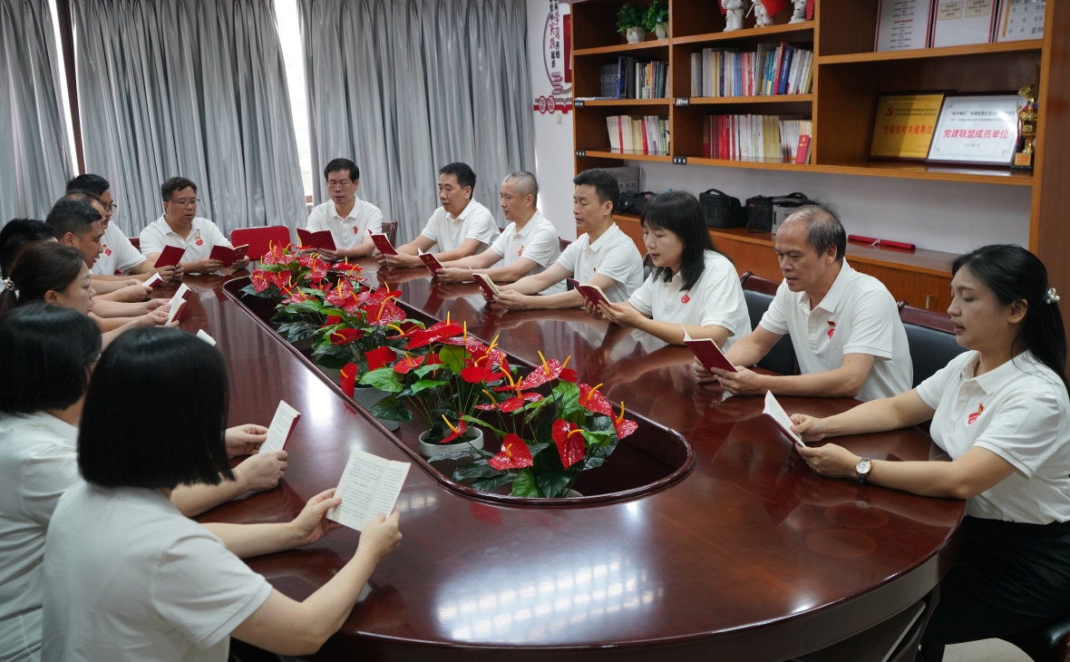 聽黨課 誦黨章 礪初心 強黨性——恒匯盈公司黨支部開展“誦讀新黨章 初心獻給黨”主題黨日活動